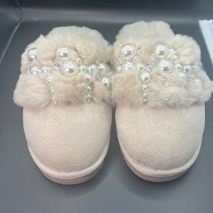 EXPRESS FURRY JEWELED  HOUSE SHOES SIZE 6 Would fit a size 5.5